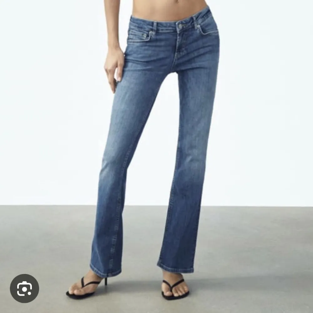 Säljer dessa super snygga zara jeans som är low waist och bootcut!! Hör av er privat vid fler frågor💗💗. Jeans & Byxor.