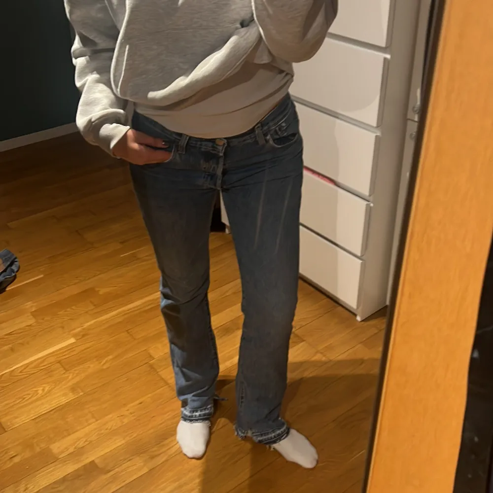 Så snygga levis 501 som tyvärr är lite för små. Storlek 30/32 och uppsprättade nertill i sömmen så de är lagom långa på mig som är 175cm, se bild 3.. Farkut & Housut.