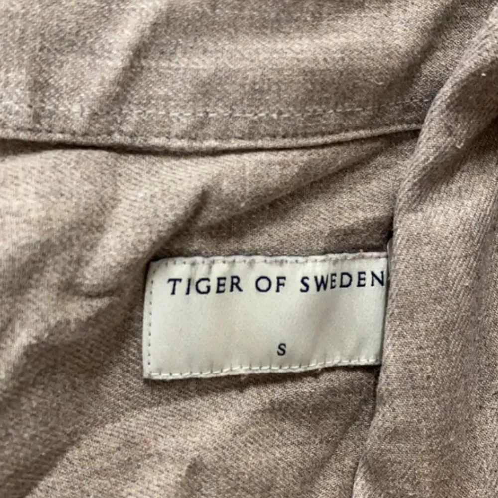 Skjorta från Tiger of Sweden i storlek Small. skicka dm om du har några frågor / vill ha bilder / mått✌🏼. Skjortor.