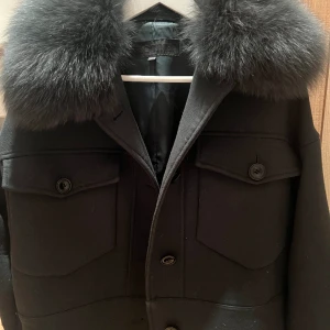 Mörkgrön jacka med pälskrage - Super snygg jacka med äkta pälskrage. Använd ganska mycket men fortfarande i fint skick.  Sann till storleken (xs/s) Fler bilder med jackan på kan skickas privat