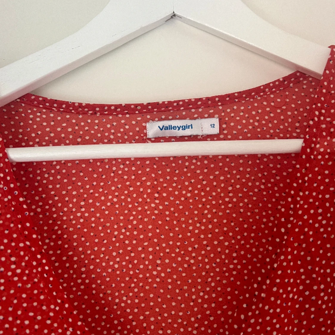 Söt röd/vit prickig top  - 91