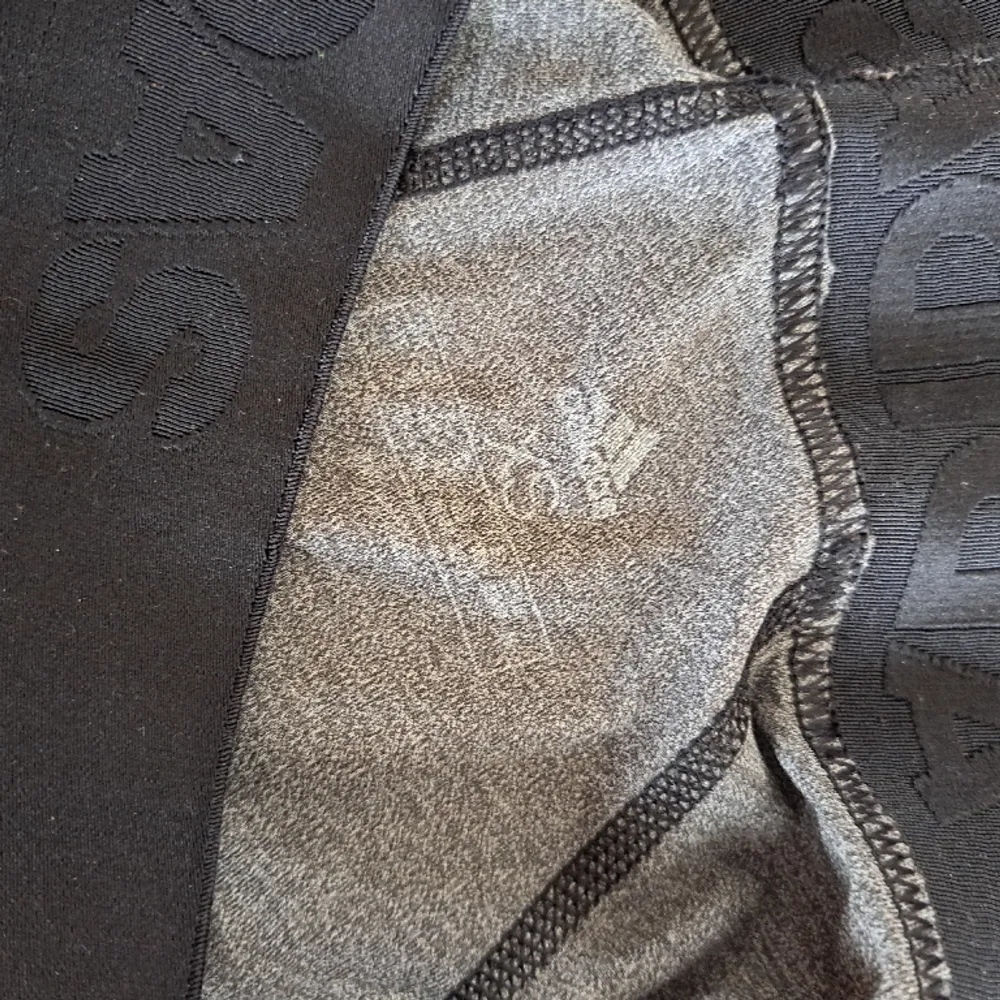 Adidas träningsstights  I bruksskick    Frakt tillkommer . Jeans & Byxor.