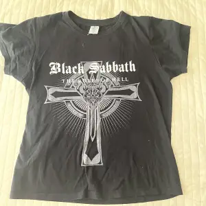 Black Sabbath greatest Hits merch t-shirt tröja storlek S men sitter som M 