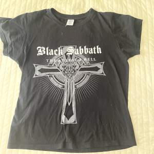 Black Sabbath greatest Hits merch t-shirt tröja storlek S men sitter som M 