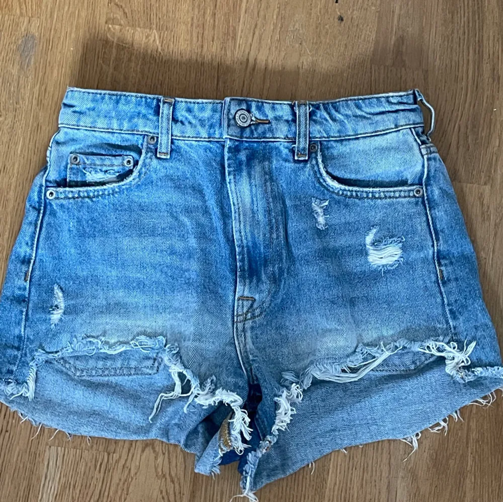 Säjer dessa snygga högmidjade jeans shorts från zara, och pågrund av att de är för små för mig💕. Shorts.
