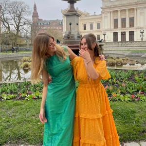 Balklänning - Orange balklänning från Asos i storlek 36. Öppen i ryggen. Endast använd 1 gång. Nypris 890 kr