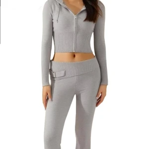 Catania set - Säljer detta fina set som jag köpte för ca 1500kr. Super skönt material som passar perfekt till detta väder! Har inte kommit till användning längre.