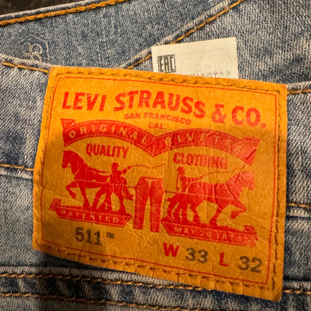 Hej,   Dessa är ett par fina Levis jeans som bokstavligen är helt oanvända, felköp nämligen. Det är bara att hojta till vid intresse osv.   De passar mig som är 179 cm lång med relativt breda ben. . Jeans & Byxor.