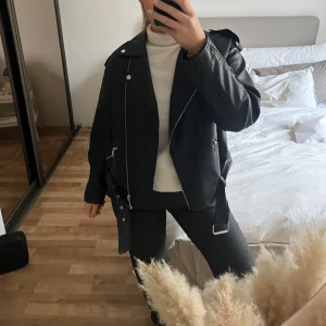 Skinnjacka - Perfekt skinnjacka till våren från missguided. Köpt på Nelly. Stl 40