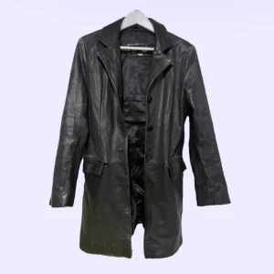 svart skinnjacka  - jättefin läderjacka köpt på humana. säljer då den blivit för liten🖤