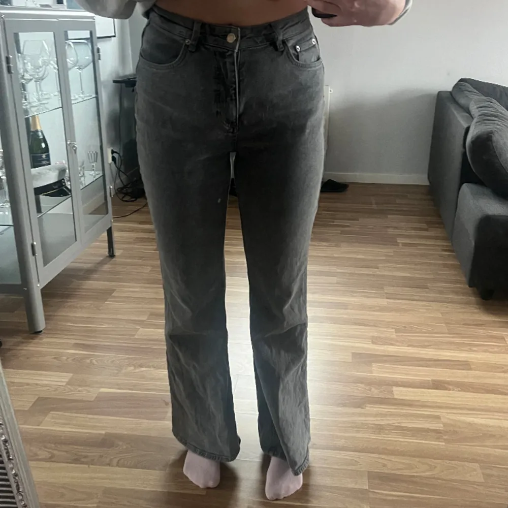 Säljer dessa gråa bootcut jeans från NA-KD i storlek 38 då de blivit lite för stora för mig🤍 De är använda fåtal gånger och använda sparsamt🥰  Använd gärna köp nu för en smidigare affär!☺️. Jeans & Byxor.
