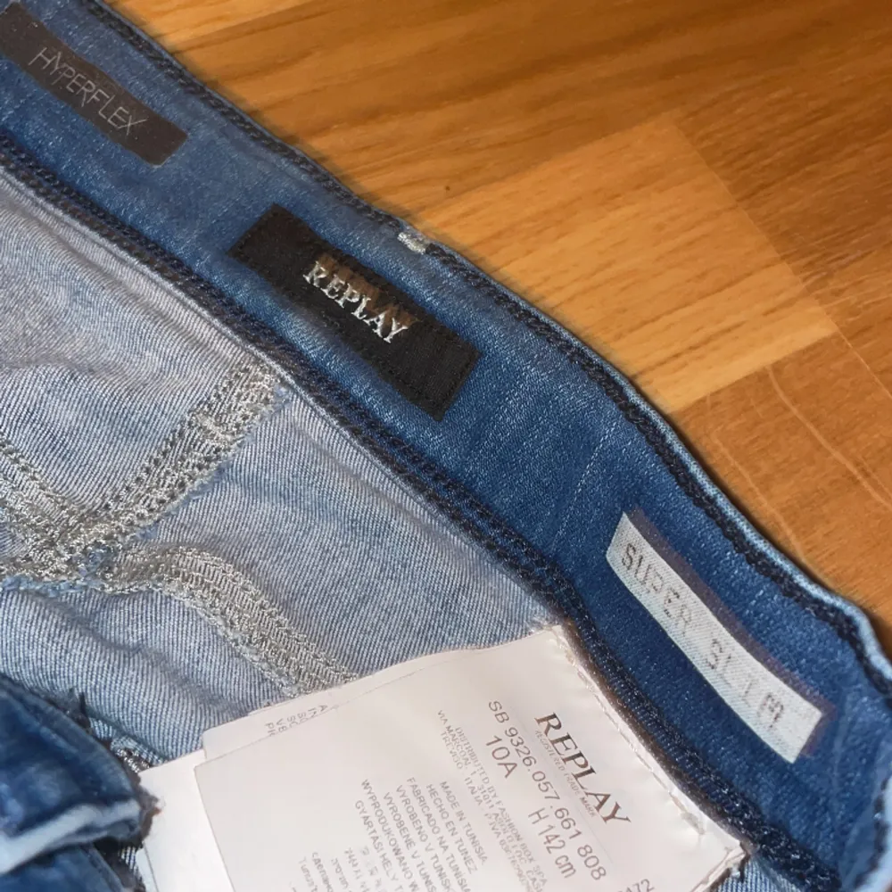 Tja. Säljer dessa feta Replay jeans. Skick 8/10 använda ganska många gånger. Skriv om du har nån fråga.. Jeans & Byxor.
