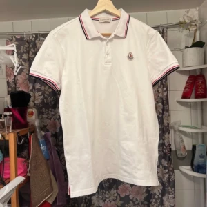Moncler piké tröja  - Säljer en moncler piké tröja i storlek Large  Längd: 71cm Axelbredd: 49,5cm Skriv för intresse Pris kan diskuteras