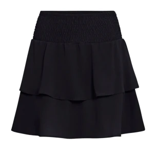 Svart volangkjol - Säljer denna svarta volangkjol från Only, storlek 34💖