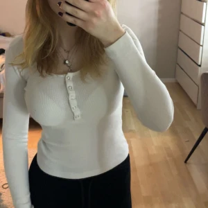 Vit långärmad - Jättefin vit långärmad i fint skick❣️