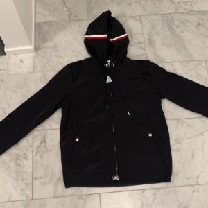 Moncler windbreaker - Moncler windbreaker storlek 1 (smal) använd ett fåtal gånger. Inga märken eller skador på den. Säljer då den är för liten. Priset kan diskuteras.