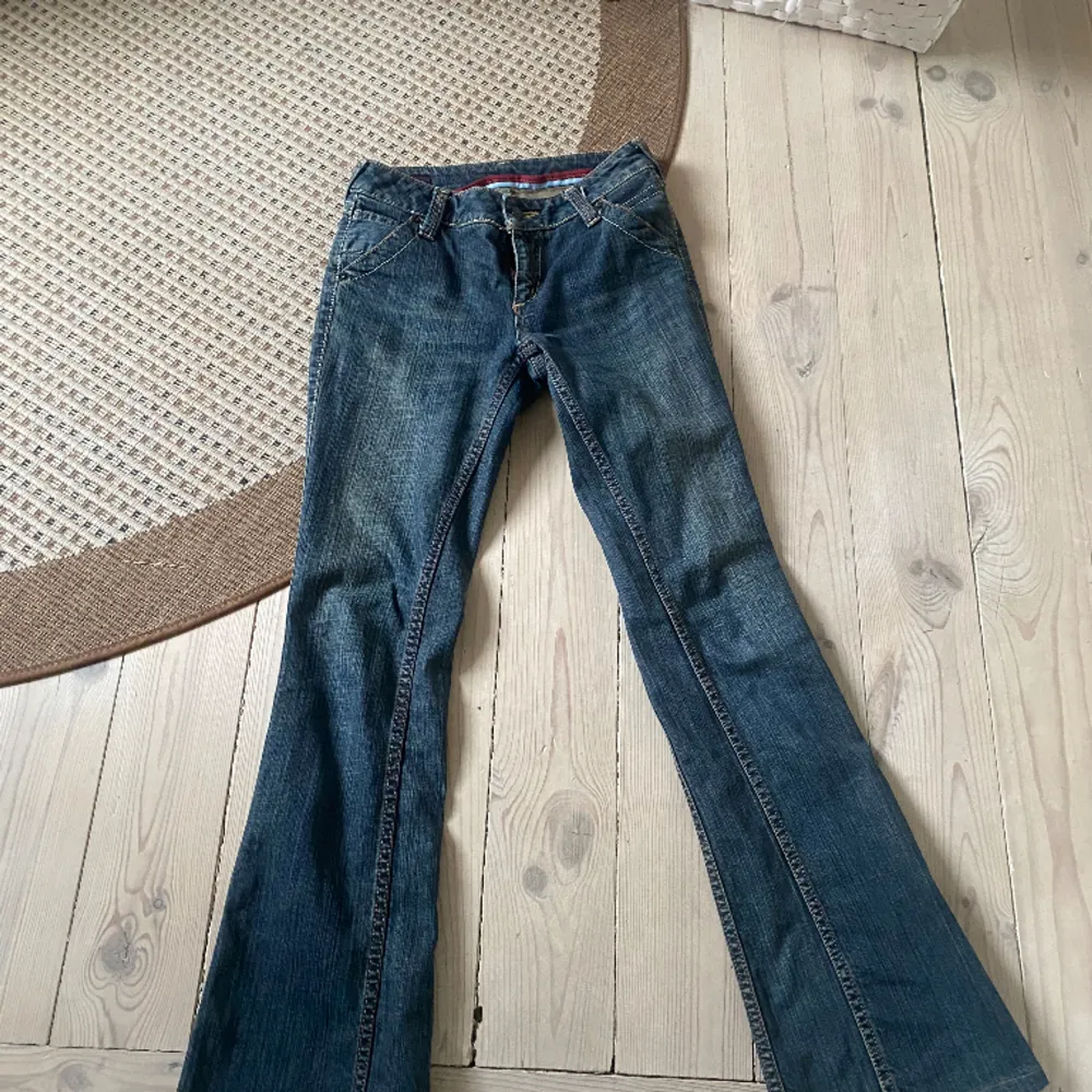 Snygga jeans i nyskick. Inte svenskt märke för dom är köpta utomlands😊. Jeans & Byxor.