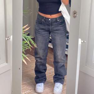 OTROLIGA jeans från Levis!!!🙌🏽 Säljer då jag köpt ett par andra som kommer till användning mer 👍🏽Jag är 160 lång 🧍🏽‍♀️ Nypris 1195kr, säljer för endast 500kr! Köparen står för ev frakt 🫶🏽 