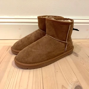 Uggs från Lager 157 (Storlek 38-40) - Aldrig använda, det står storlek 40/41 men dom är små i storleken och passade mig som har 38 precis, så snarare storlek 39-40. Mycket fluffiga precis som äkta Uggs.