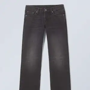 Weekday jeans, modellen heter Arrow. Jeansen är låg midjade och raka. Använda ett fåtal gånger och säljer pga. fel storlek. Köptes för 600kr och säljer dem för 450kr.  Storlek: Midjan, 28 Längd, 32