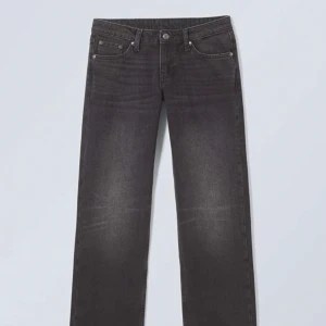Weekday, low waist straight Jeans  - Weekday jeans, modellen heter Arrow. Jeansen är låg midjade och raka. Använda ett fåtal gånger och säljer pga. fel storlek. Köptes för 600kr och säljer dem för 450kr.  Storlek: Midjan, 28 Längd, 32