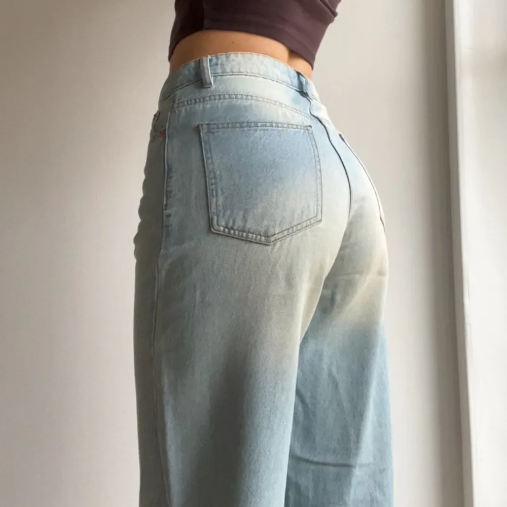 Snygga slitna jeans köpta på Asos, sparsamt använda och i fint skick 🩵Jag är 180 cm och brukar ha M/L i kläder för referens.. Jeans & Byxor.