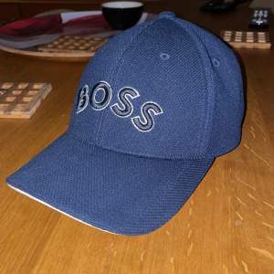 -Boss keps -Ny (knappt använd) -Justerbar  -Marinblå keps med Boss logo fram 