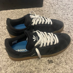 Adidas Gazelle ADV - Adidas Gazelle skor i strl. 46 (sitter som 45) + orginalbox. Använda men inga större defekter. Skriv för fler bilder!