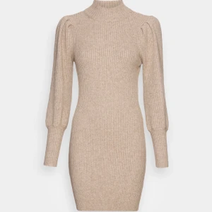 Stickad klänning Katia - only  - Stickad klänning från only i storlek M, har använts en gång och har fortfarande lappen kvar, är i bra skick🤍