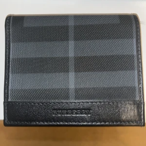 Burberry - Hej,säljer en burberry blånbok i en äldre modell den är lite använd men inga skador