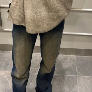 Lågmidjade Jeans från Weekday  - Arrow Low, Mörkblå med ljustvätt  W24 L32