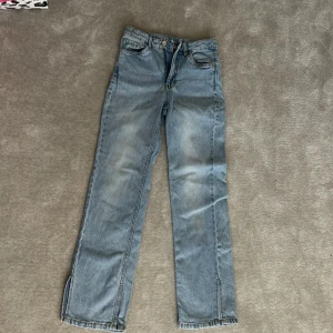 Blåa jeans  - Bra skick, pytteliten fläck vid knät som knappt syns, jätte sköna👌🏼❤️passa på innan nån annan hinner före❤️