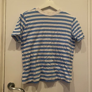 Tröja - Bild 1 och 2 bra skick men en liten lila fläck på tröjan, då den är billigare så 50kr Bild 3: bra skick, båda är använda några gånger