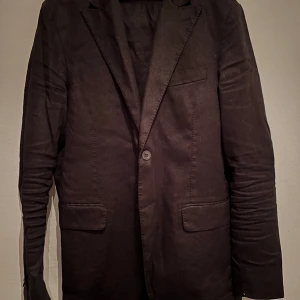 Oscar Jacobsson Kostym  - Svart Oscar Jacobsson kostym i linne. En underbar kostym som passar perfekt uppdelad eller tilsamans m. Underbar till sommaren. Kavaj är använd ett par gånger men alldrig byxorna.