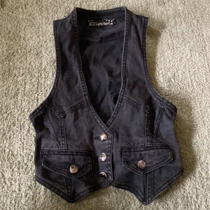 Snygg svart väst - En svart jeans väst❤️ den går att spänna lite där bak. Säljer då den va för stor på mig. Köpt second hand 