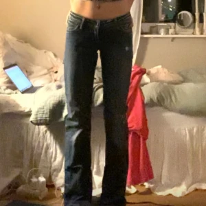 Miss 60 jeans  - Skitsnygga låga jeans från märket miss 60. De är utsvängda där nere. Gylfen är lite sönder men asså det går att stänga den ändå Waist: 35 cm rakt över  Innerbenslängden: 80 cm 