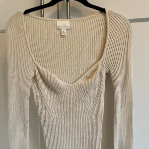 Ljus beige tröja, vida armar🤍 - Söt stickad tröja med vida armar. Köpt från H&M för ett tag sedan men aldrig använt pga för stor🤍strl S