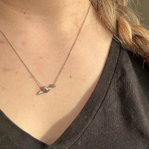 L8Hasselbald halsband - Supersnygga och trendigt halsband från L8Hasselblad! Använd endast 2 gånger. 100% äkta silver. Tror kedjan är ca 46-47cm🥰