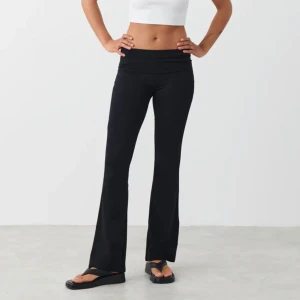 yoga pants  - säljer mina skit snygga svarta yoga pants från gina tricot 💞