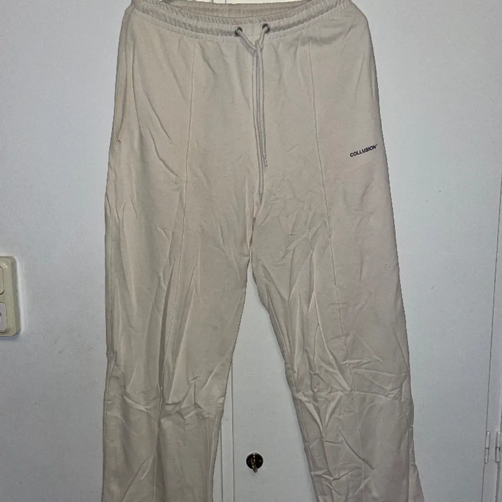 Cream White Sweatpants från märket Collusion.  Storlek M. Jeans & Byxor.