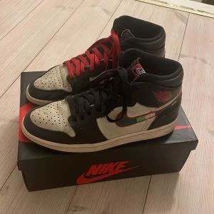 Jordan 1 sports illustrated/ A star is born - Väl använda, med en del flaws men inget överdrivet! Allt orginal följer med, även kvitto från sns. Boxen är oskadd Går för 238 dollar på stockx i storleken.