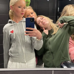 CDG zip up hoodie - Älskar denna tröja men säljer den för att den har blivit för liten, mycket bra skick och passar perfekt till linnebyxor