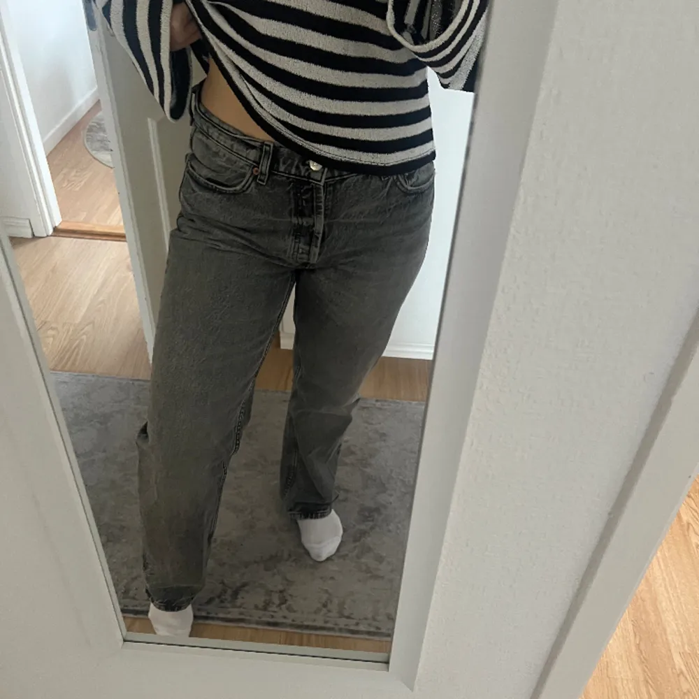 Jeans fån Zara köpta för 399, använt de ett par gånger passar precis till längden är 158. Kommer precis till fötterna o rör inte marken kan sälja för 230 storlek 40 o passar mig som är i 38 mid waist. Jeans & Byxor.