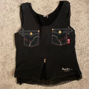 Topp - Cool topp med massa detaljer från pepe jeans. Helt oanvänd 