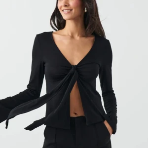 gina tröja - säljer denna jättefina knyttopp från gina tricot💞 endast använd en gång, inga defekter alls🙌🏼 nypris 299kr!!