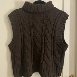 Stickad väst  - Stickad vest/pullover från H&M.