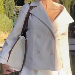 Design by si kappa - Säljer denna kappan från deign by si. Lånade bilder skriv för egna. Nypris ca 750❤️pris kan diskuteras 