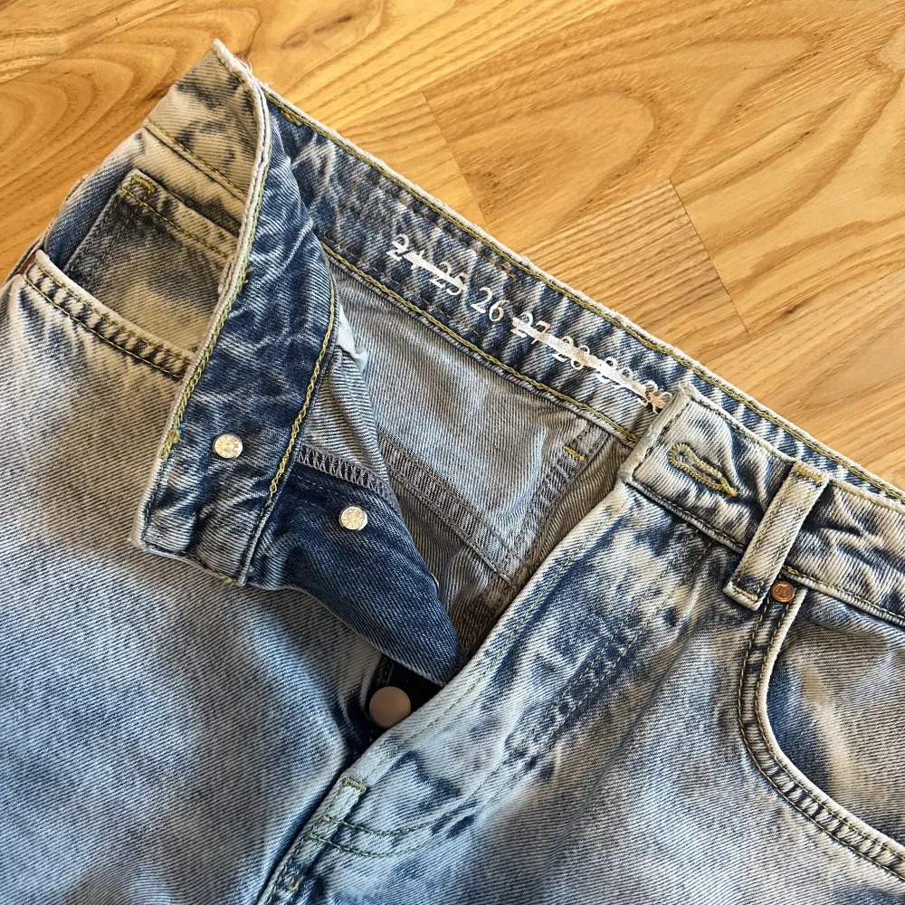 Snygga jeans från BikBok med slitningar på knäna.. Jeans & Byxor.