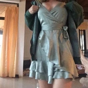 Så vacker klänning - Turkos ish volangklänning i siden material. Asså så vacker jag sörjer att den har blivit för liten💔 Sitter så himla fint i midjan med band och volangerna levererar jag är kär