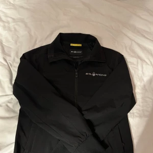 Sail racing jacka  - Säljer en snygg Sail Racing jacka som knappt blivit använd. Skick 9/10. Passar runt 170. Perfekt inför våren! 🤩
